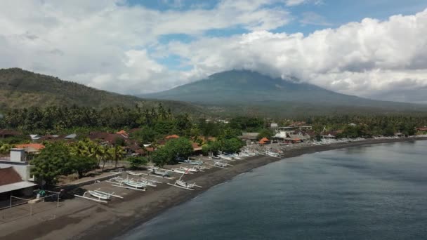 Pueblo Pescador Balinés Amed Vista Mar Monte Agung Disparo Aéreo — Vídeos de Stock