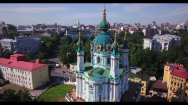 Savaştan önce Kyiv, Podil 'deki St. Andrew Kilisesi' nin hava görüntüleri..