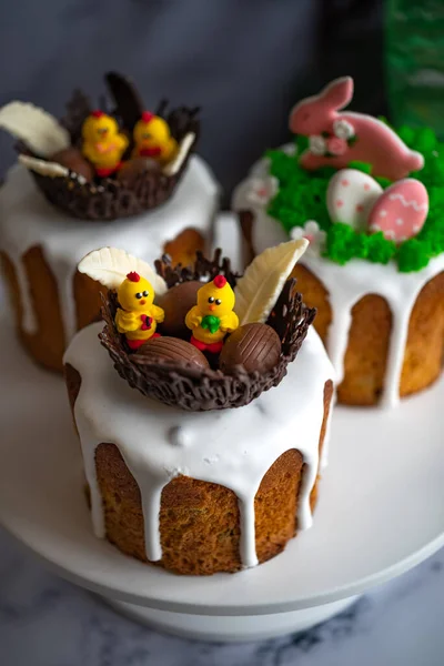 复活节周日糕点配冰和小鸡 — 图库照片