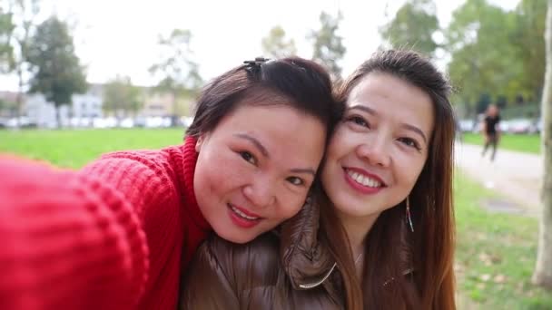 Дві Азіатські Жінки Разом Беруть Собі Селфі Подружок Середнього Віку — стокове відео