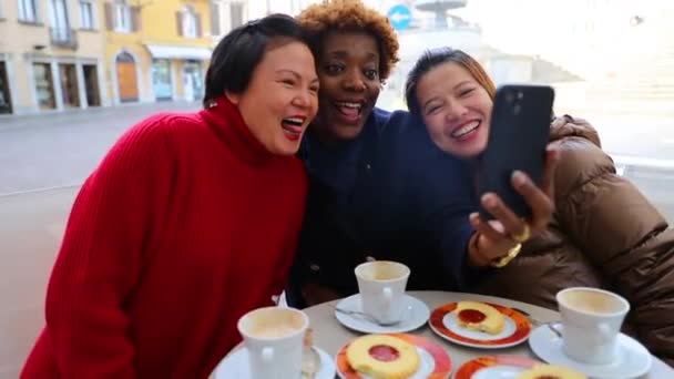 Grupa Afrykańskich Azjatyckich Kobiet Średnim Wieku Robi Sobie Zdjęcie Podczas — Wideo stockowe
