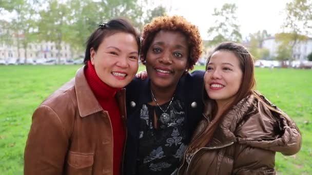 Три Жінки Середнього Віку Обіймаються Сміються Громадському Парку Багатоетнічна Група — стокове відео