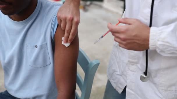 白人医生给一个人接种疫苗 非洲男孩接种疫苗 — 图库视频影像