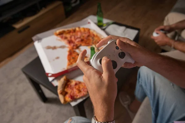 朋友们在家里吃披萨的时候玩着游戏机 友谊概念 — 图库照片