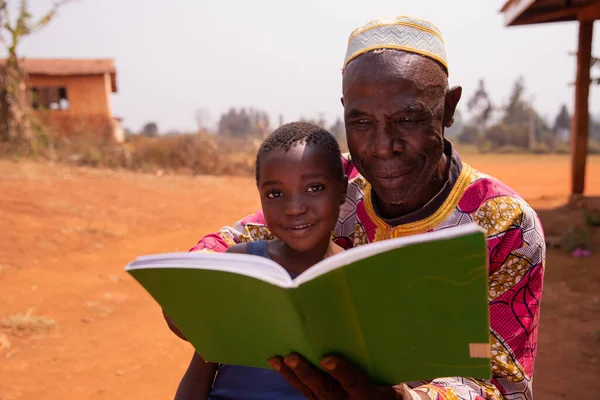 Avô Africano Educando Seu Neto Livre Sob Sol Conceito Educação — Fotografia de Stock