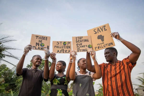 Молодежь Держит Плакаты Надписью Планеты Остановить Загрязнение Африке — стоковое фото