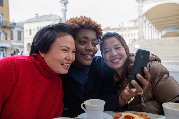 Gülümseyen Arkadaşlar Cep Telefonlarıyla Bir Şeyler Paylaşırken Eğleniyorlar Çeşitlilik Kavramı — Stok fotoğraf