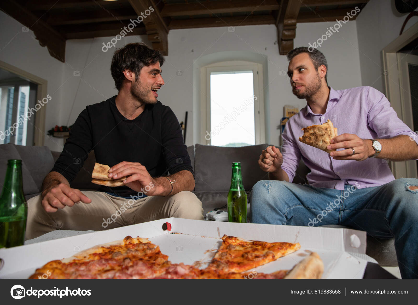 Dois Amigos Sexo Masculino Passam Tempo Juntos Comendo Pizza Bebendo — Foto  © matteoguedia #619883558