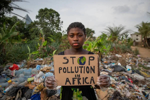 Niña Negra Africana Sosteniendo Cartel Escrito Detener Contaminación África — Foto de Stock