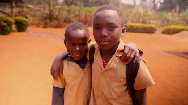 Afrykańskie Dziecko Przytula Swojego Przyjaciela Zespołem Downa Szkole — Wideo stockowe