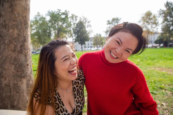 Mutlu Orta Yaşlı Kadınlar Dışarıda Eğleniyor Arkadaşlık Kavramı — Stok fotoğraf