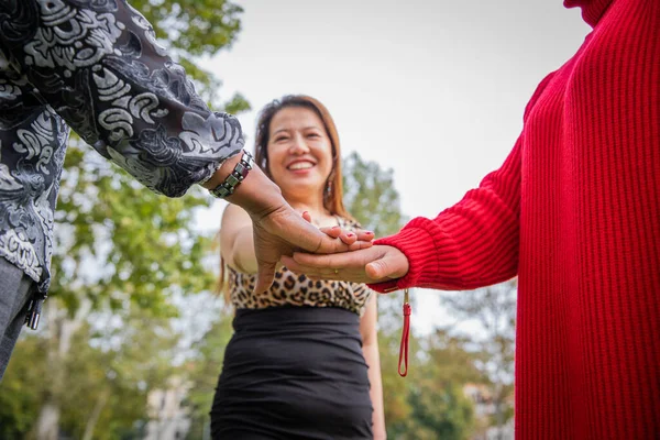 Tři Ženy Různých Etnik Drží Ruce Jako Znamení Jednoty Síly — Stock fotografie