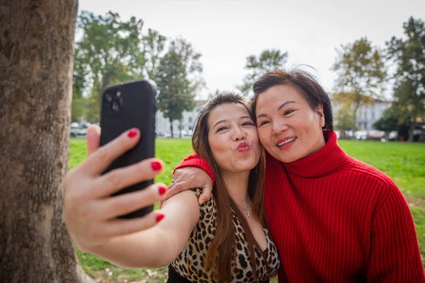 Asyalı Arkadaş Açık Hava Parkında Selfie Çekiyor Mutlu Çinli Kadınlar — Stok fotoğraf