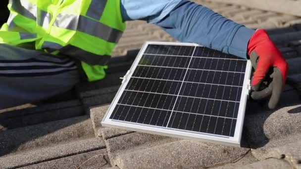 Worker Installs Photovoltaic Panel Roof Sustainable Energy — Stock Video