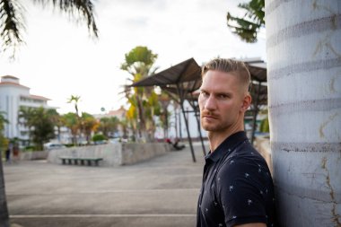 Halka açık bir parkta çekici, ciddi bir çocuğun portresi, solda fotokopi alanı..