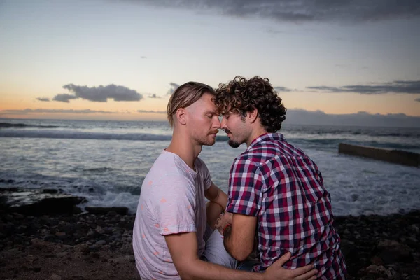 一对恋人在日落时在海滩上共度浪漫时光 同性伴侣在度假 — 图库照片