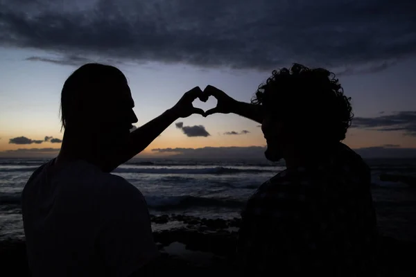 Силуэт Однополых Пар Пляже Создающих Сердце Руками Романтический Момент — стоковое фото
