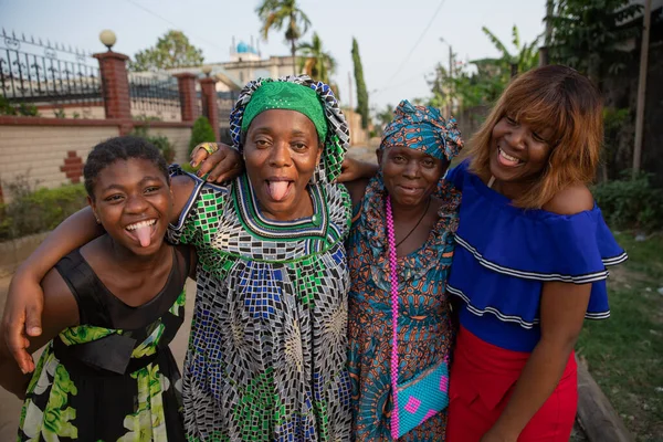 Quatro Mulheres Africanas Diferentes Idades Juntas Rir Fazer Rostos Engraçados — Fotografia de Stock