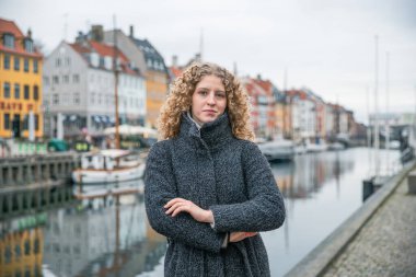 Kopenhag 'da bir kış sabahı kollarını kavuşturmuş genç bir kız.