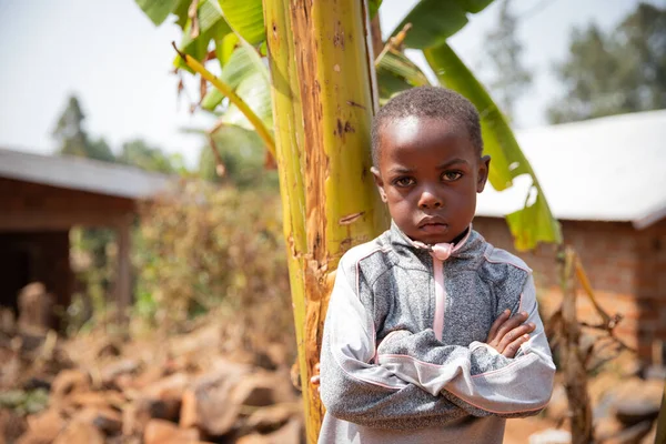 村里的非洲儿童 手挽手 满脸怒容 — 图库照片