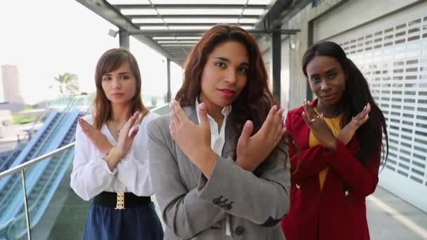 Три Предпринимательницы Скрещивают Руки Ломают Предубеждение Поддержку Международного Женского Дня — стоковое видео