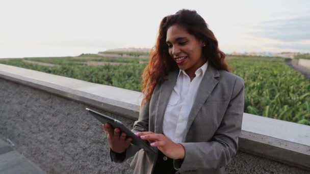 Latin Businesswoman Uses Tablet Has Surprised Face — Vídeo de Stock