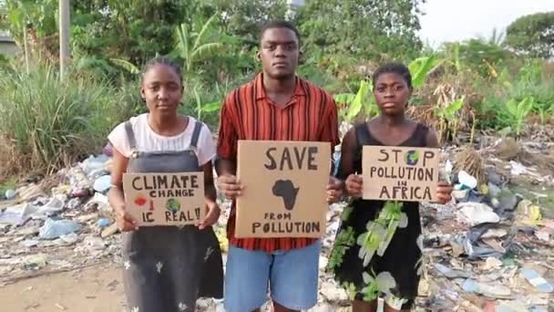 Three Guys Protest Pollution Africa Front Illegal Landfill Signs — Stock Video