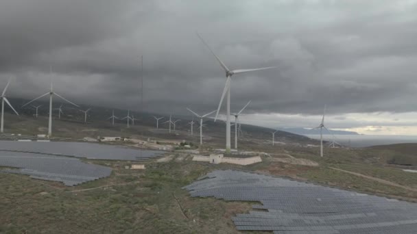 Solkraftverk Med Solpaneler Och Vindkraftverk Drönarsikt Förnybar Energi — Stockvideo