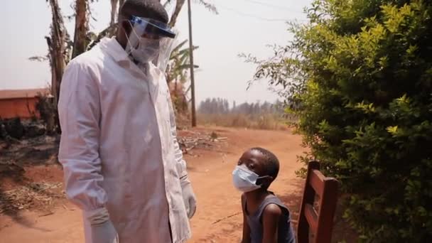 Medico Effettua Test Molecolare Coronavirus Bambino Africa — Video Stock