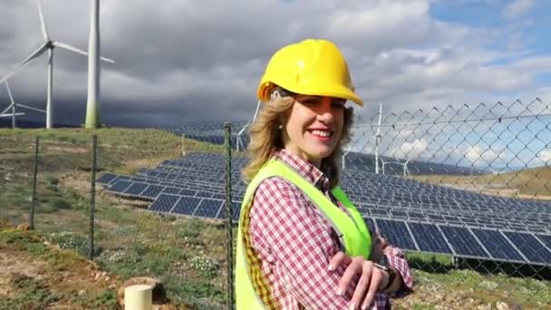 折り畳まれた腕を持つ太陽光発電所の女性エンジニア 成功した働く女性 — ストック動画