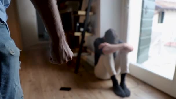 Крупный План Мужского Кулака Человеком Заднем Плане Страдающим Домашнего Насилия — стоковое видео