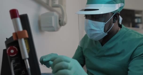 Cirujano Está Ocupado Escribiendo Pantalla Digital Del Dispositivo Electrónico Quirófano — Vídeos de Stock