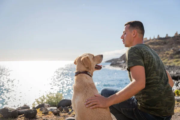 Pies Jego Właściciel Patrzą Siebie Stojąc Nad Morzem Koncepcja Przyjaźni — Zdjęcie stockowe