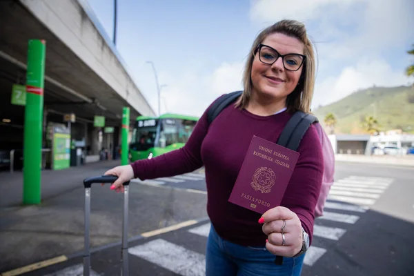 Otobüs durağında duran bir İtalyan turist pasaportunu elinde tutuyor..