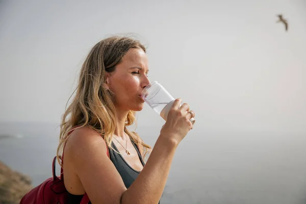 Turistka Pije Vodu Během Túry Koncepce Hydratace Zdraví — Stock fotografie