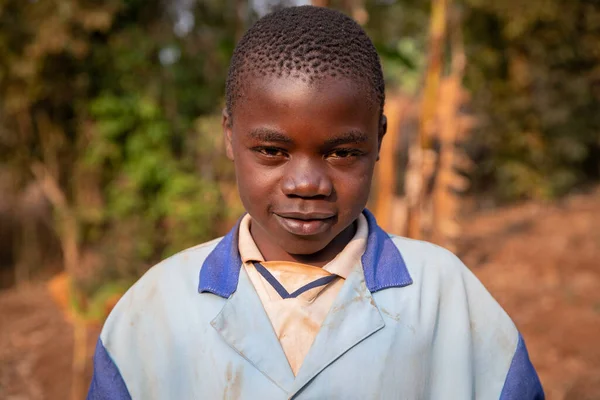 Portrait Enfant Africain Dans Village Vêtu Vêtements Souillés Terre Rouge — Photo