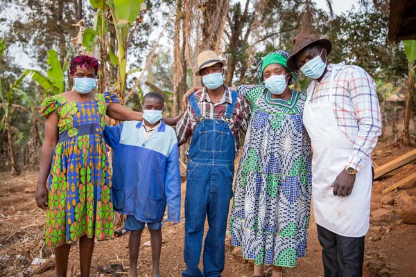 Группа Африканцев Деревне Надевает Хирургические Маски Защитить Себя Коронавируса — стоковое фото