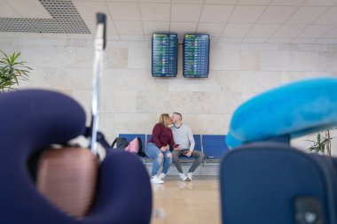 Bir çift havaalanında öpüşüyor. Uçağa binmek üzereler..