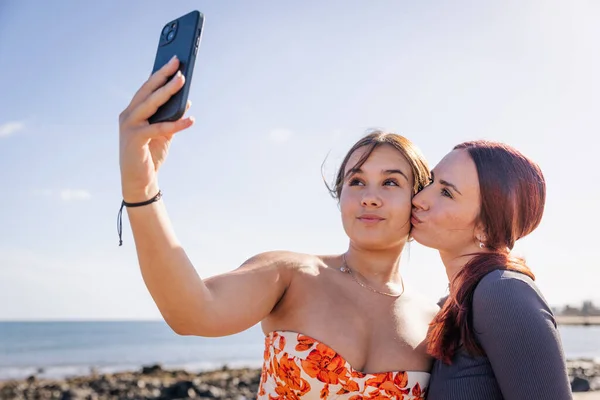 Dvě Sestry Dají Selfie Pláži Jedna Pusu Druhé Tvář — Stock fotografie