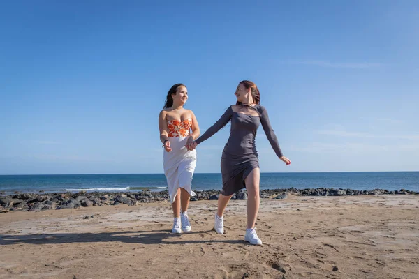 Dvě Sestry Drží Ruce Utíkají Pláž Sestřičko — Stock fotografie