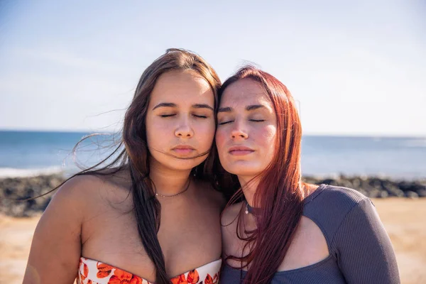Two Sisters Pose Faces Close Eyes Closed Beach Love Sisters — Stock Photo, Image