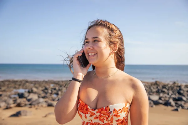 Ein Glückliches Teenager Mädchen Telefoniert Strand — Stockfoto