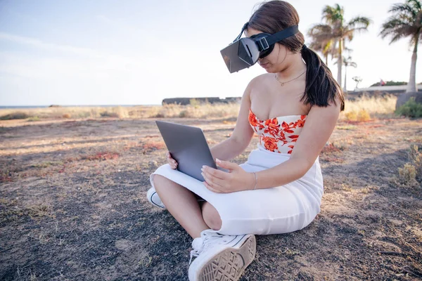 Bir Öğrenci Plajda Kulaklığı Laptopuyla Ders Çalışıyor — Stok fotoğraf