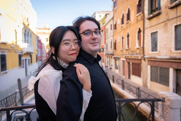在爱情之都威尼斯度假时 一对男女情侣拥抱在一起 — 图库照片
