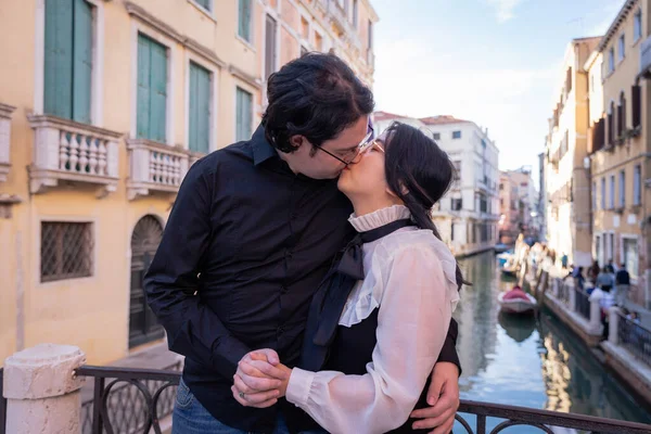 Una Coppia Mista Innamorati Che Baciano Venezia Momento Appassionato — Foto Stock