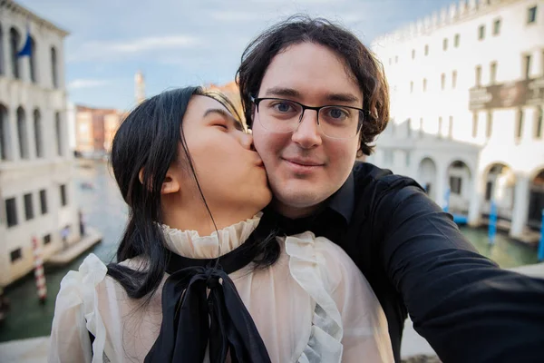 在威尼斯Rialto桥度假的时候 女友亲吻了男朋友的脸颊 — 图库照片