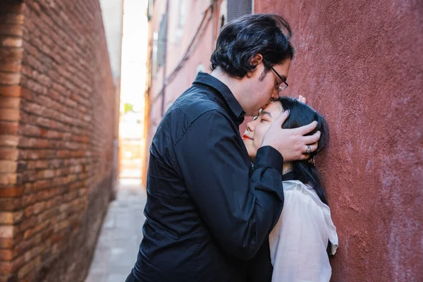 Erkek Arkadaşı Sevgilisinin Alnından Öpüyor Karışık Bir Çift Tutku Anı — Stok fotoğraf