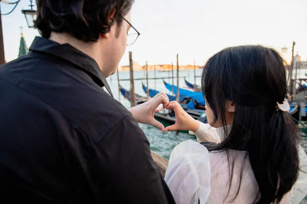 Aşık Venedik Gondolların Önünde Tatil Yaparken Elleriyle Bir Kalp Yapar — Stok fotoğraf