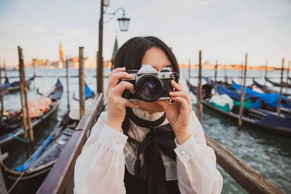 Turista Asiático Veneza Tira Uma Foto Com Sua Câmera Reflexa — Fotografia de Stock