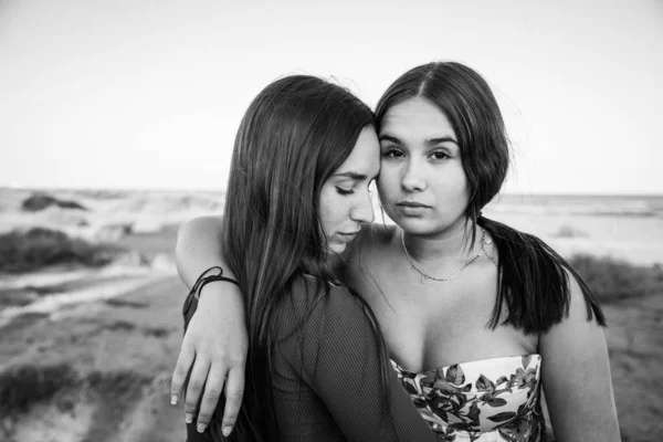Black White Photo Two Sisters Beach Hugging Each Other Sisterly — Stock Photo, Image